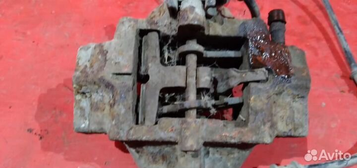 Мерседес Е-класс суппорт задний правый