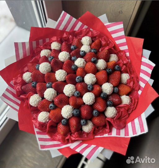 Съедобный букет из фруктов и клубники