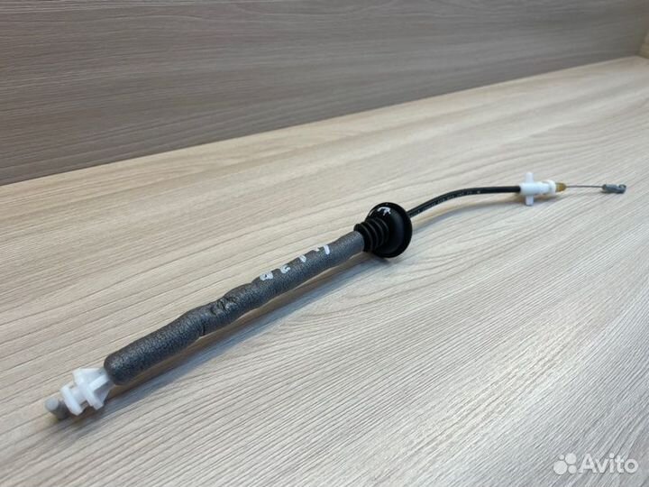 Трос замка двери задний правый Skoda Rapid