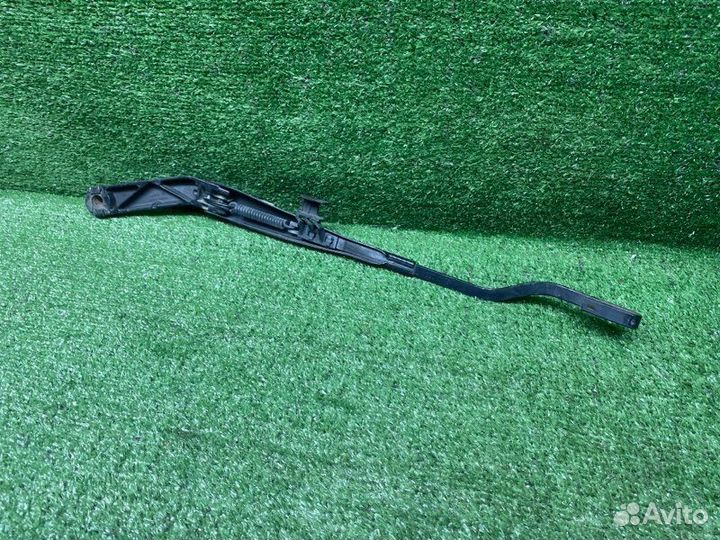 Поводок дворника левый Mercedes-Benz E W210