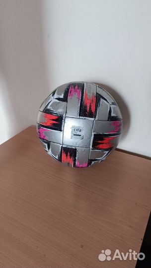 Футбольный мяч adidas uniforia