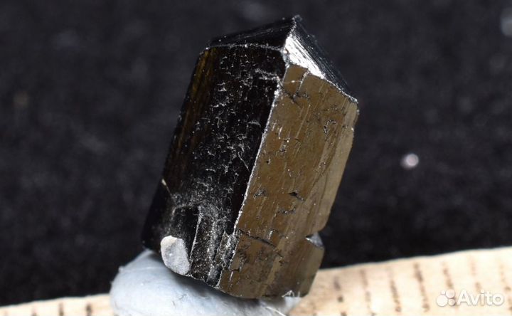 Редкий кристалл Ильваита