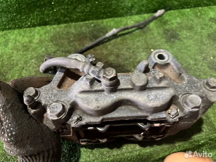 Суппорт тормозной передний левый Mitsubishi Pajero