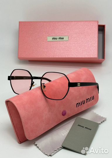 Солнцезащитные очки Miu Miu