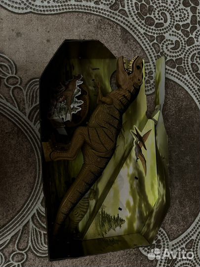 Динозавр на пульте управления