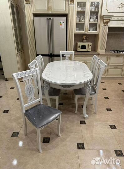 Обеденный стол и стулья