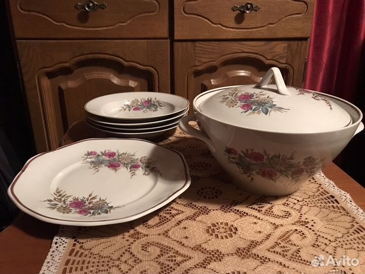Супница, глубокие тарелки и блюдо