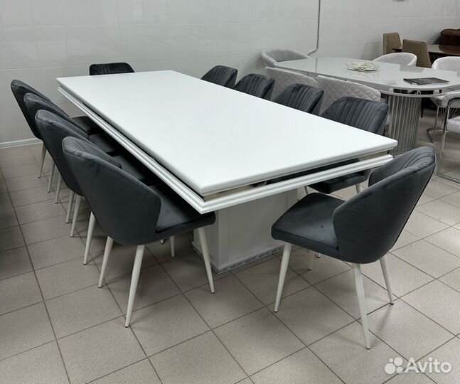 Стол и стулья