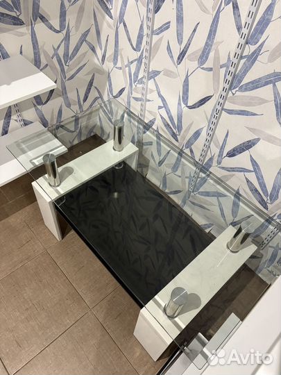 Стеклянный журнальный столик