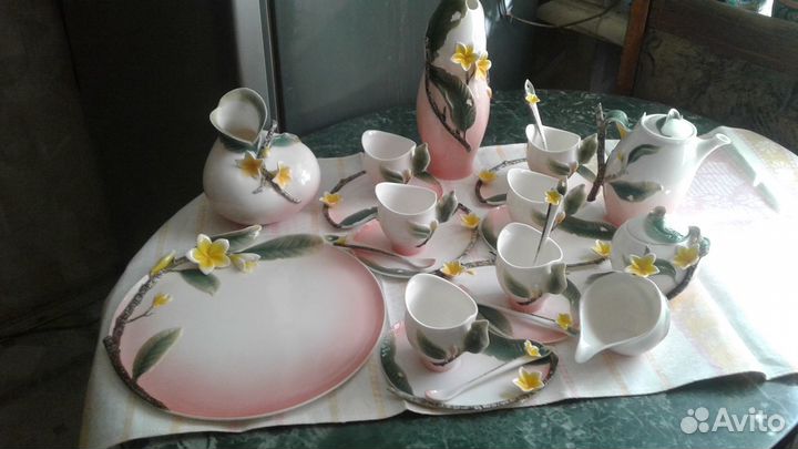 Шикаpный сервиз из тончайшего костяного фарфора