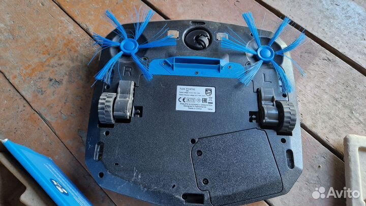 Робот пылесос philips /катает котов