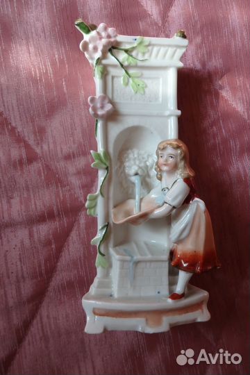 Фарфоровые статуэтки германия. Девочка у фонтана