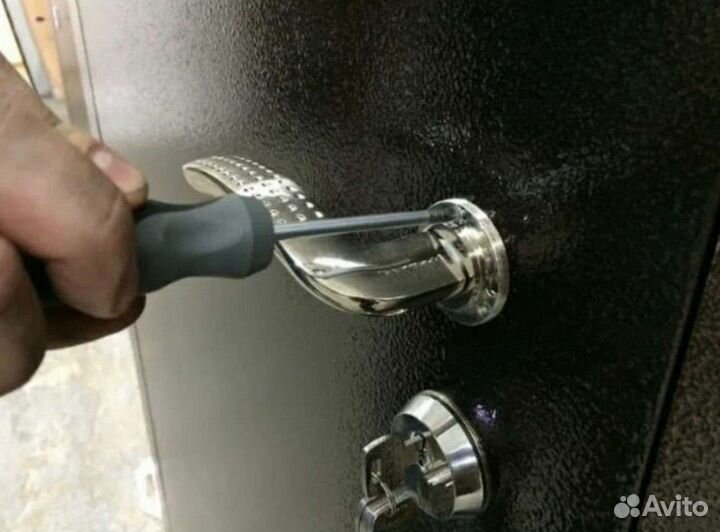 Ремонт входных дверей. Замена замков, ручек