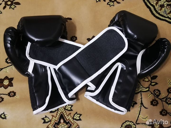 Боксёрские перчатки Everlast 10 Oz - новые