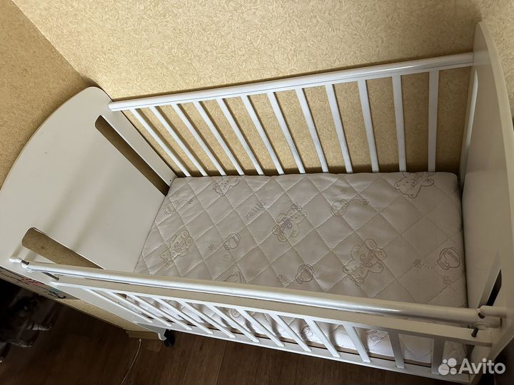 Детская кроватка с матрасиком и пеленальный комод