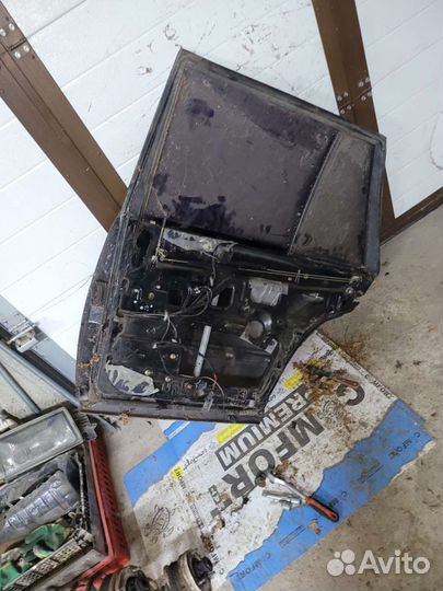 Задняя дверь на Мерседес универсал 124