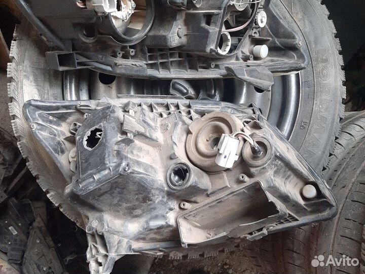 Toyota avensis левая фара кронштейн бампера