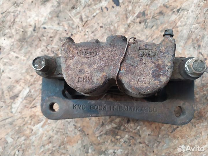 Суппорт передний правый Kia Carnival