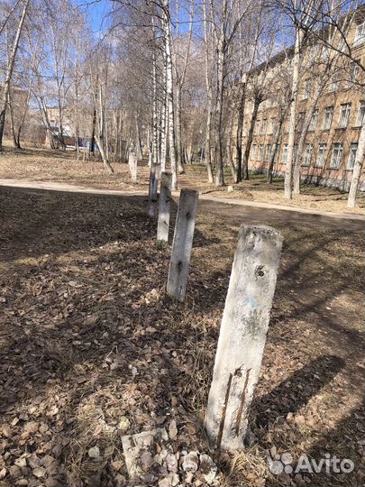 Отдам бесплатно стройматериалы столбы