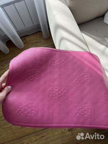 Противоскользящий коврик в ванну