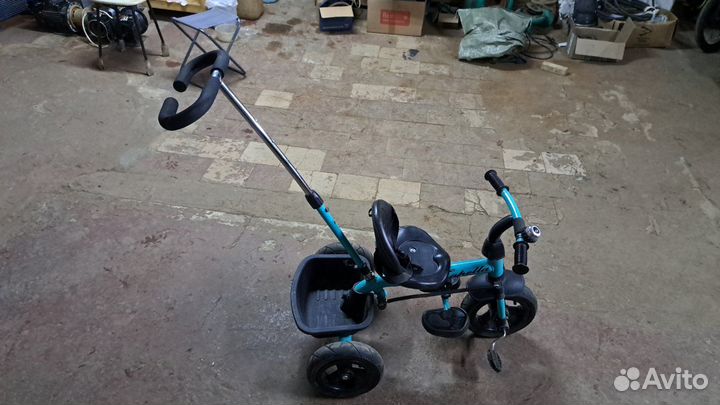 Трёхколёсный велосипед с ручкой Capella