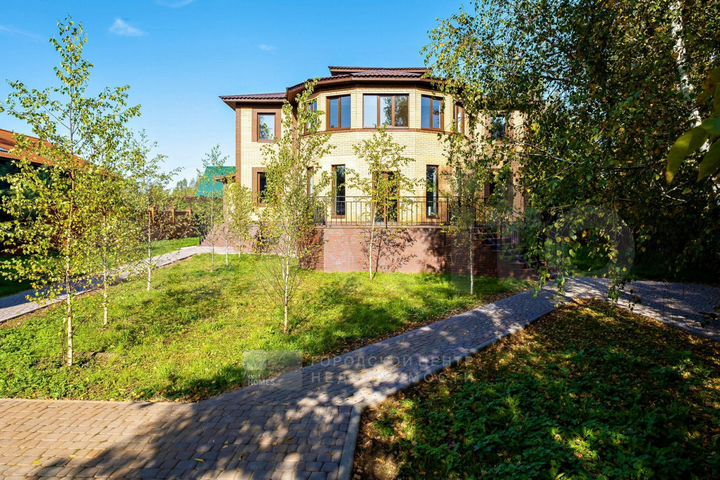 Дом 555 м² на участке 13,5 сот.