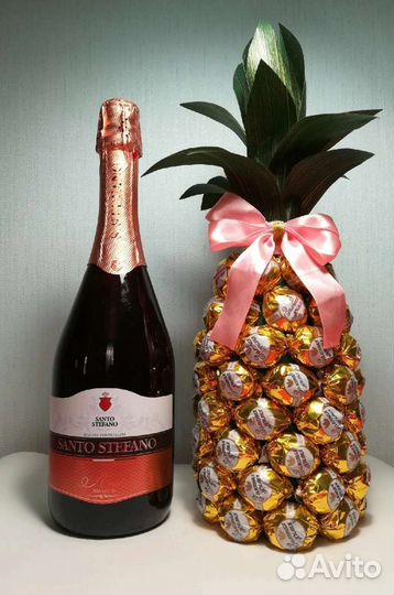 Ананас из конфет с шампанским