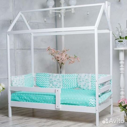 Кроватка домик для малыша из натурального дерева с