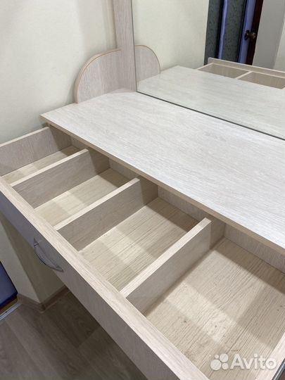 Туалетный столик с зеркалом