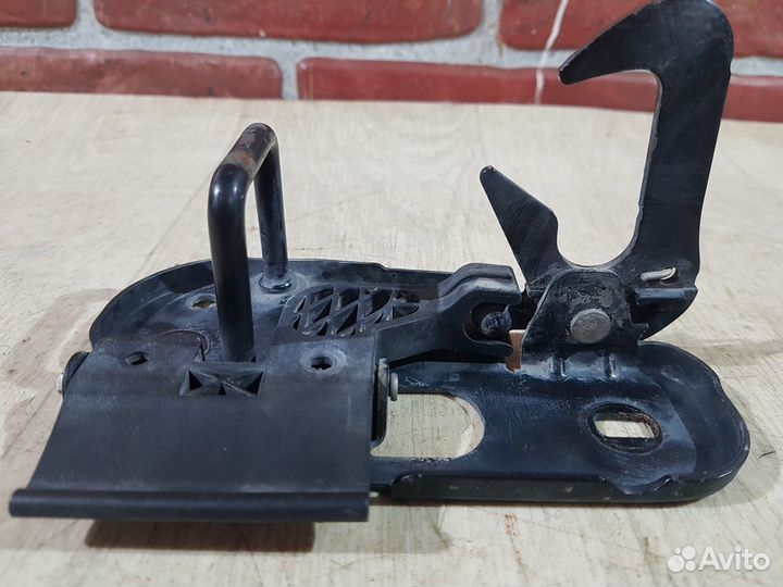 Крюк капота volkswagen passat b6