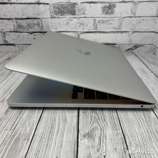 Apple MacBook Pro13 2020 M1 8/256гб Touchbar