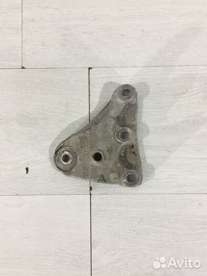 Кронштейн опоры двигателя правый skoda rapid 1 рес