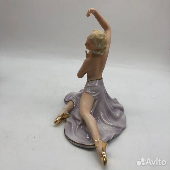Фарфоровая статуэтка 
