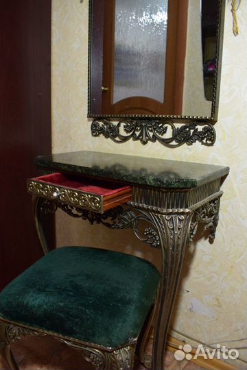 Гарнитур из змеевика (зеркало, столик, бра, пуфик)