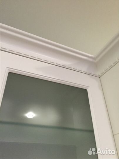 Остатки белого резного карниза