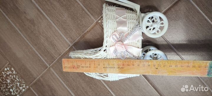 Декоративная плетёная коляска -люлька