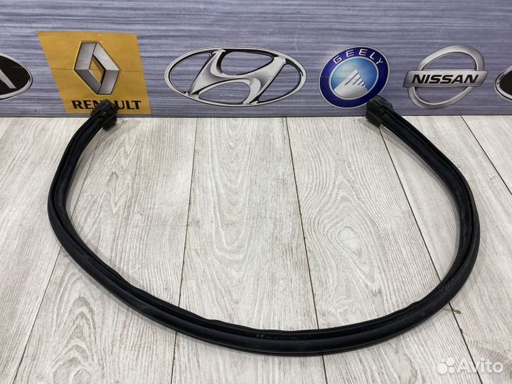 Уплотнитель Резинка капота Renault sandero