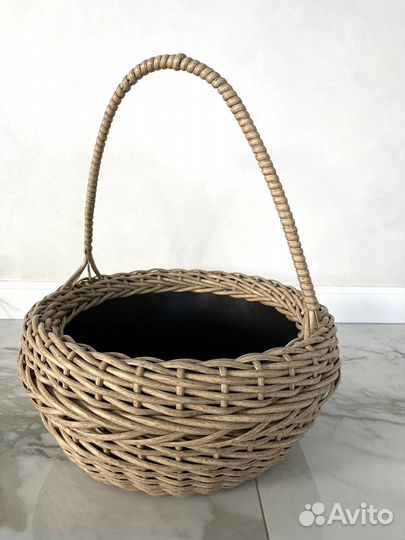 Кашпо из искусственного ротанга