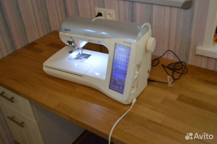 Brother Innov-is NV 4000 Швейно-вышивальная машина