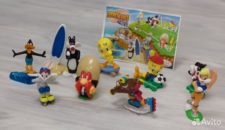 Игрушки из киндера серия Looney Tunes Active