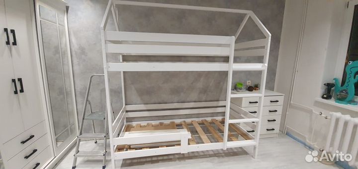 Двухъярусная детская кровать из массива