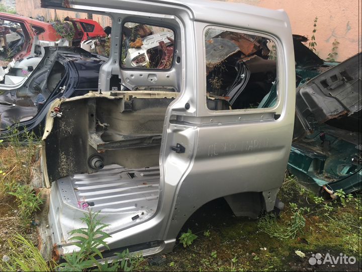 Крыло заднее левое Peugeot Partner Пежо Партнер