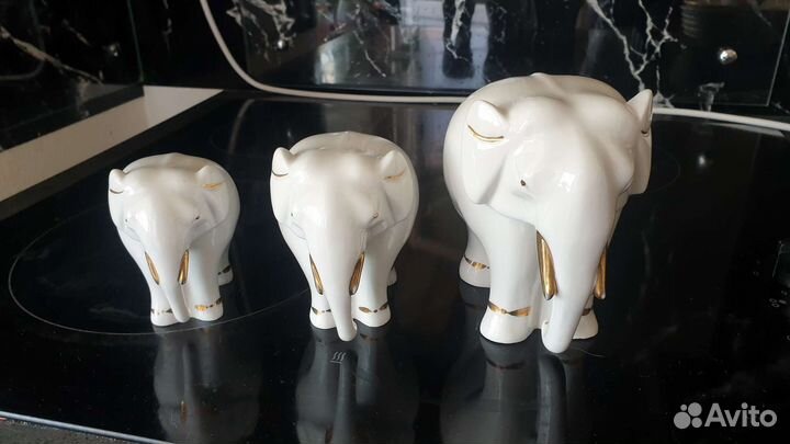 Три фарфоровык статуэтки слоны