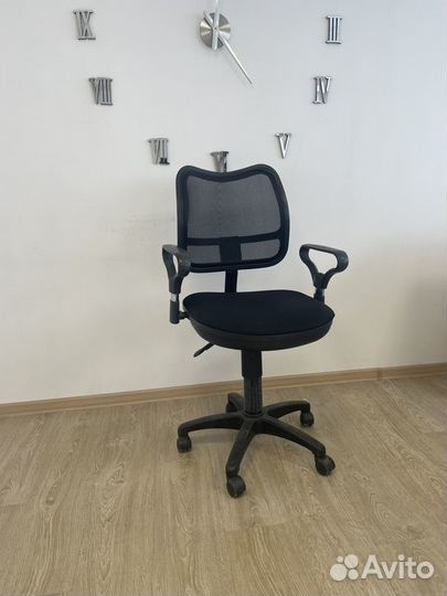 Компьютерный стол, стулья офисные, шкаф, кресло