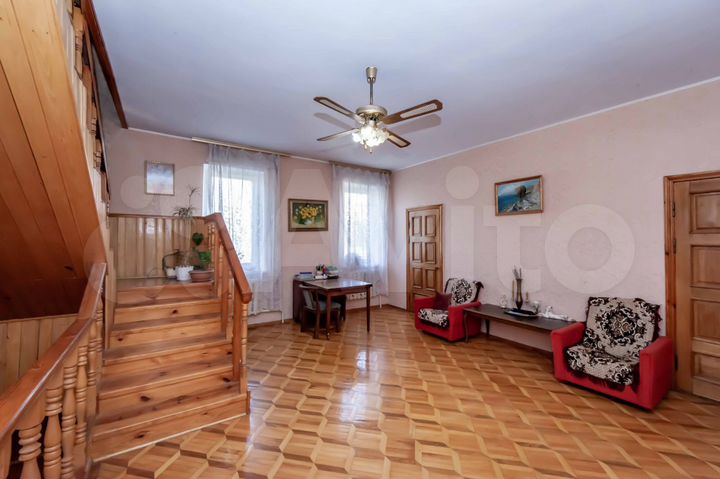 Коттедж 327 м² на участке 6 сот.