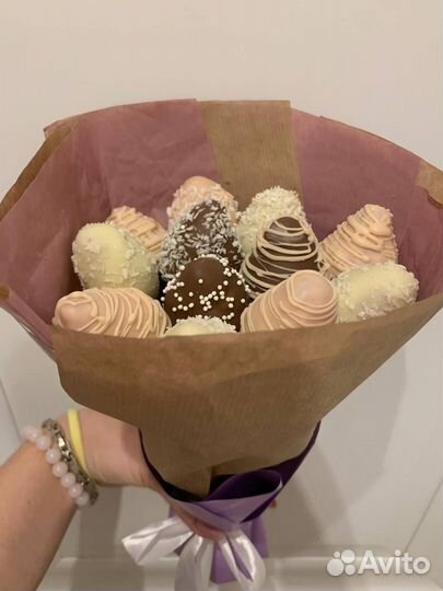 Вкусные сладкие букеты из клубники в шоколаде