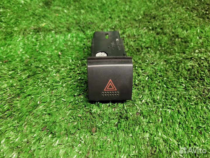 Кнопка аварийной сигнализации Toyota Avensis T220