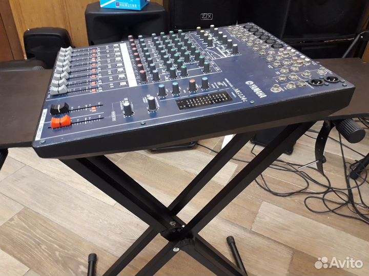 Yamaha MG-124с микшерный пульт