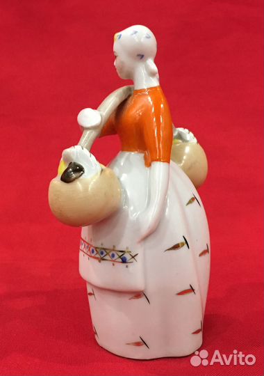Статуэтка фарфоровая. Девушка с грибами. СССР