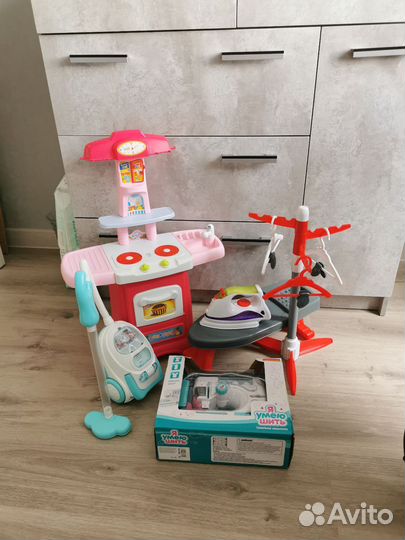 Игрушечный утюг и швейная машинка для девочки